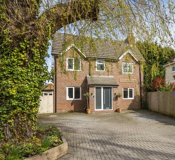 4 bedroom detached house for sale in River View Cottage, Oslands Lane, Southampton, Hampshire, SO31