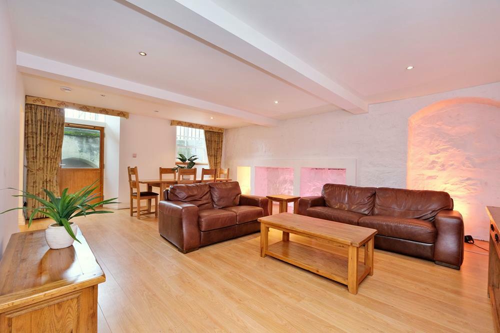 Additional property image - 3a Golden Square, Aberdeen, AB10 1RD