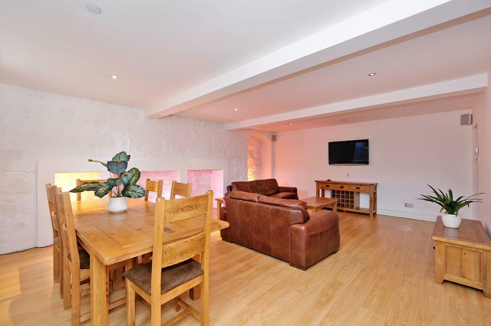 Additional property image - 3a Golden Square, Aberdeen, AB10 1RD