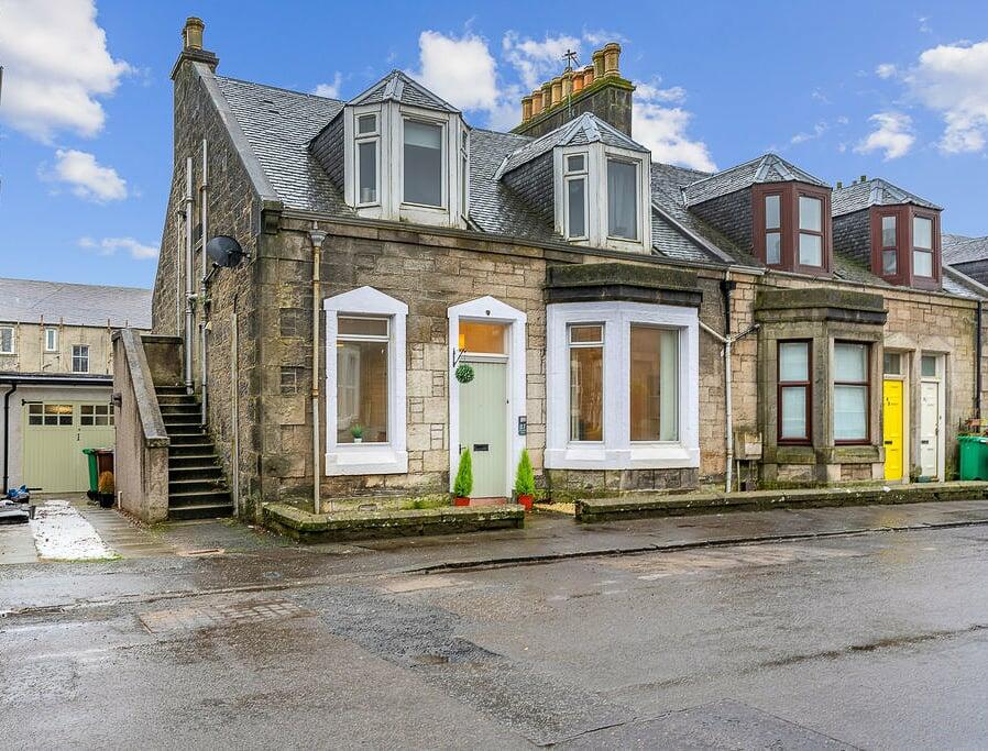 3 bedroom flat for sale in Brucefield Avenue, Dunfermline, KY11