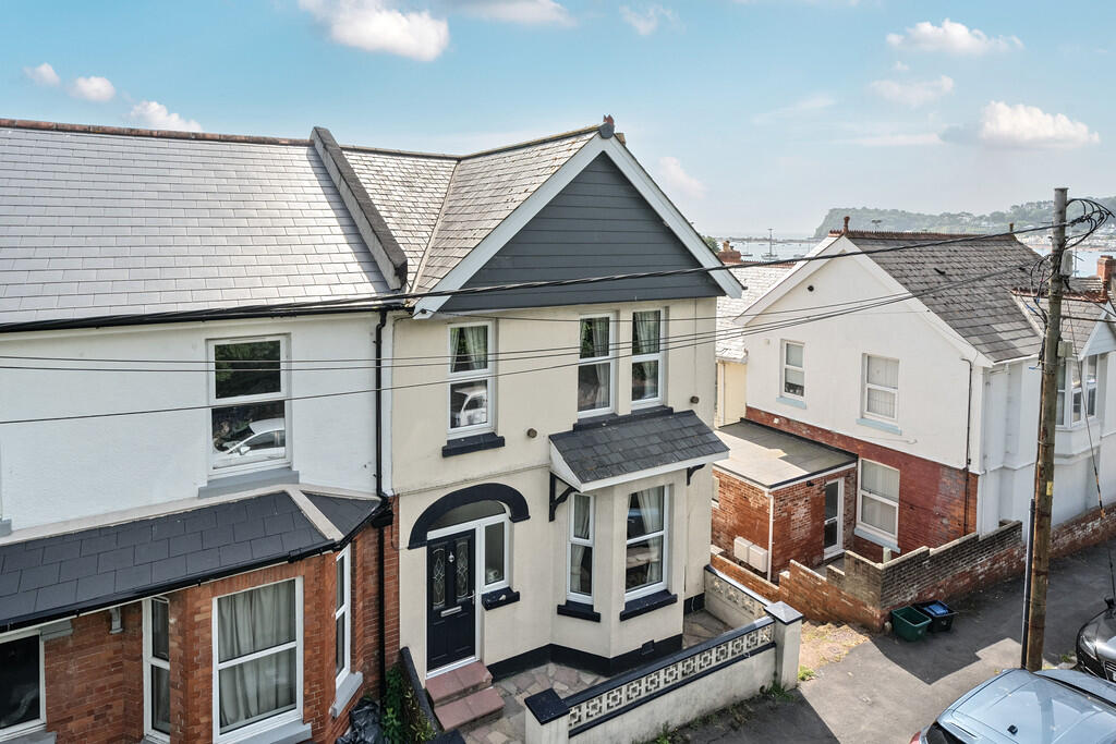 4 bedroom end of terrace house