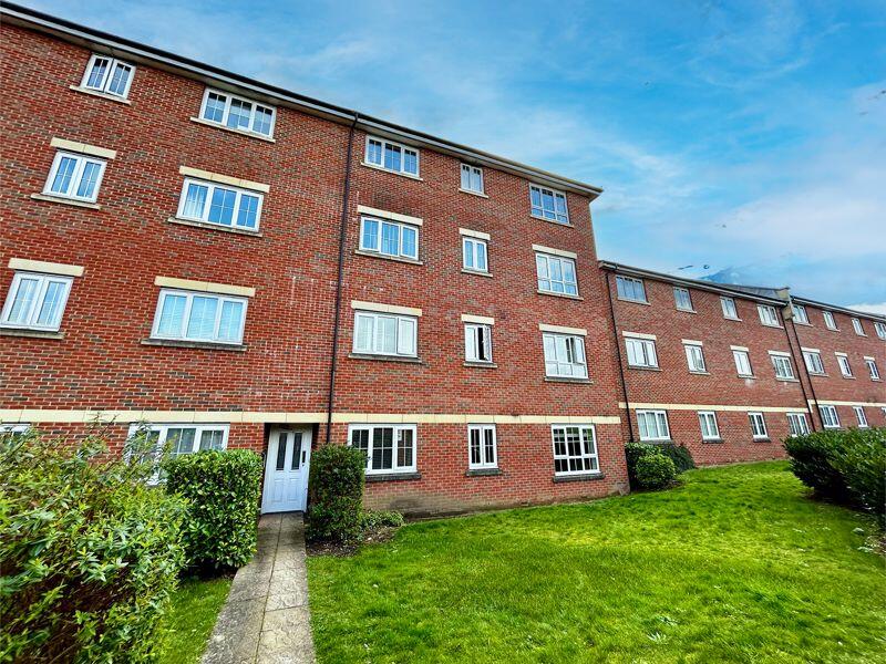 2 bedroom flat for sale in Watling Gardens, Dunstable, LU6