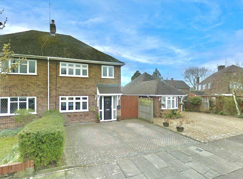 3 bedroom semidetached house for sale in Coombe Drive, Dunstable, LU6