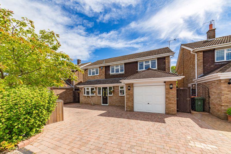4 bedroom detached house for sale in Coombe Drive, Dunstable, LU6