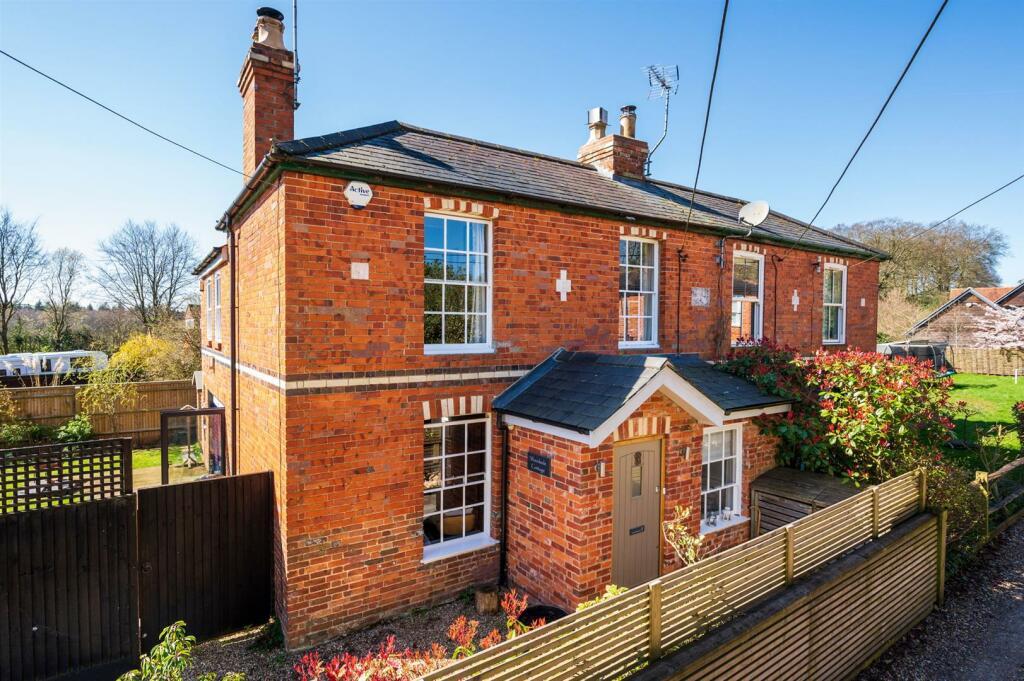 3 bedroom semidetached house for sale in School Lane, Stoke Row