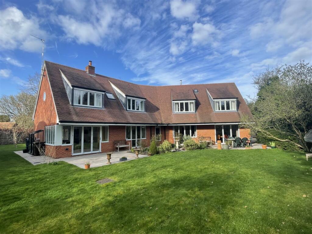 4 bedroom detached house for sale in Church Lane, Rotherfield Peppard