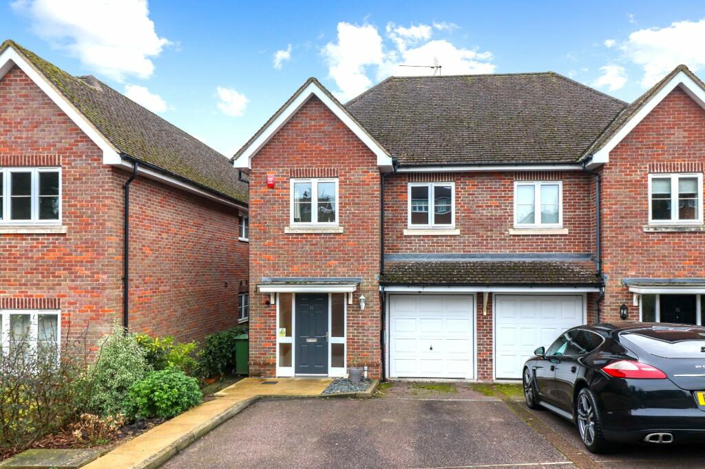 4 bedroom semidetached house for sale in Dell Close, Chesham, HP5