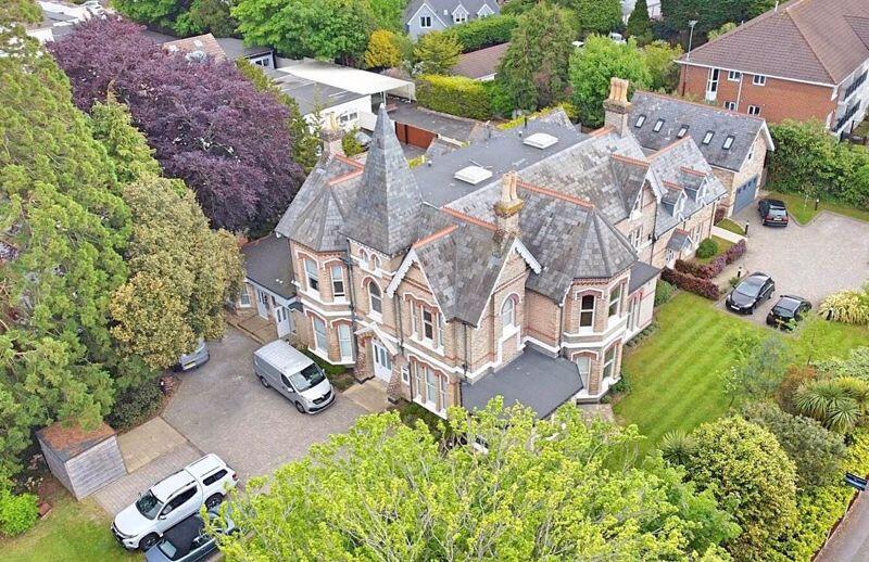 Main image of property: Delightful 2 bedroom apartment - £1350 pcm 