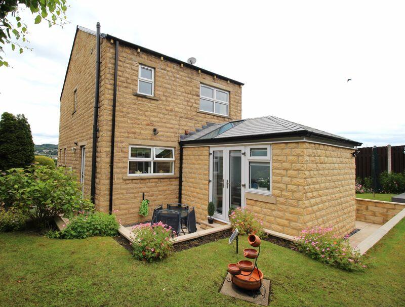 3 bedroom detached house for sale in Featherbed Close, Greeetland, HX4