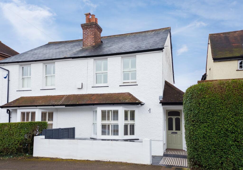 3 bedroom semidetached house for rent in Orchard Grove, Chalfont St