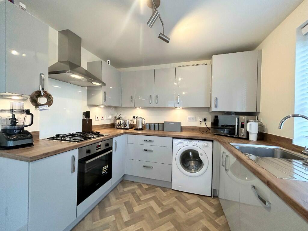Additional property image - 1 Hebble Close, Clayton, BD14 6FN