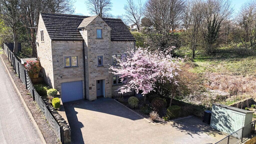 Main image of property: Oak House, Woodhouse Lane, Brighouse, HD6 3TG