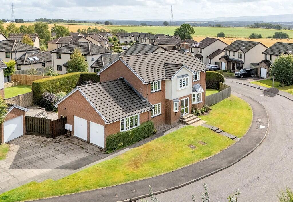 6 bedroom detached house