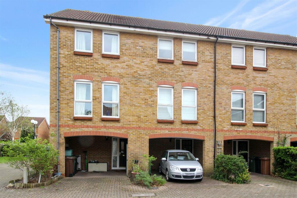 3 bedroom end of terrace house for sale in Farriers Road, Epsom, KT17