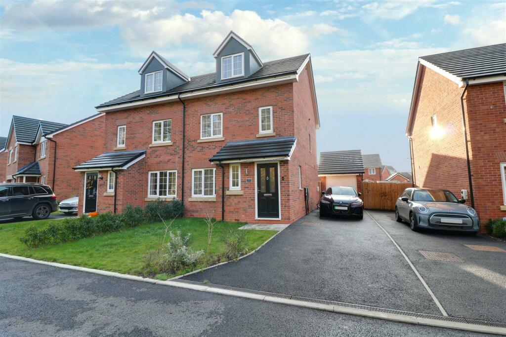 4 bedroom semidetached house for sale in Frank Mayer Road, Alsager, ST7