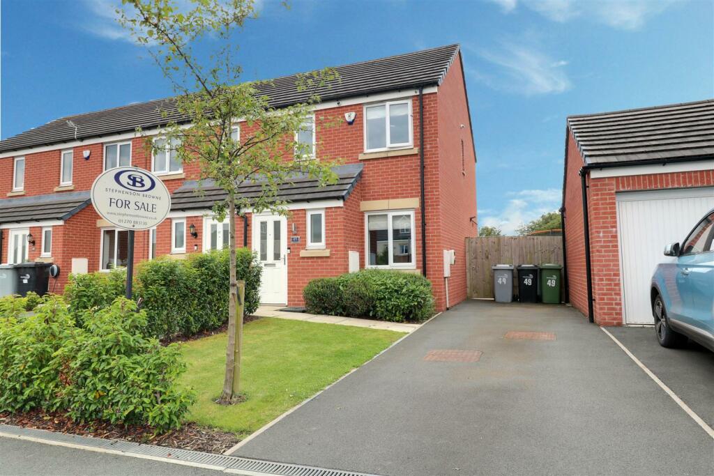 2 bedroom end of terrace house for sale in Barn Field Way, Alsager, ST7