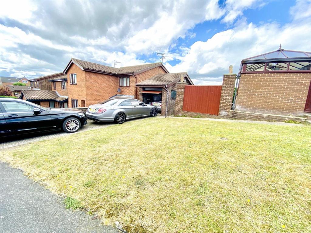 2 bedroom detached bungalow for sale in Daleside Avenue, Borras