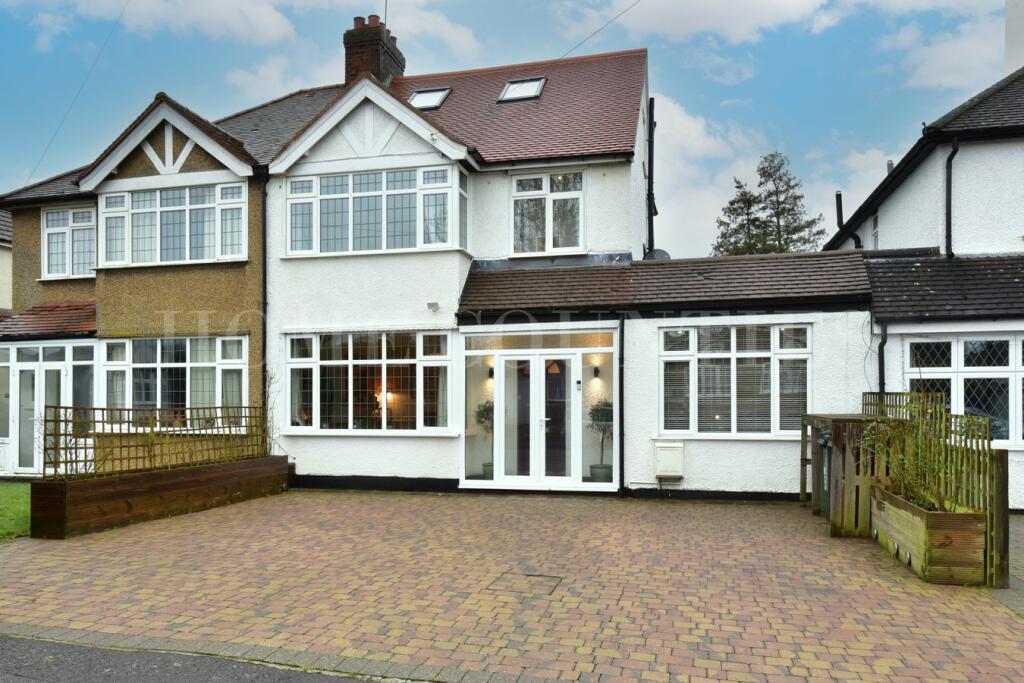 4 bedroom semidetached house for sale in Oakmere Close, Potters Bar, EN6