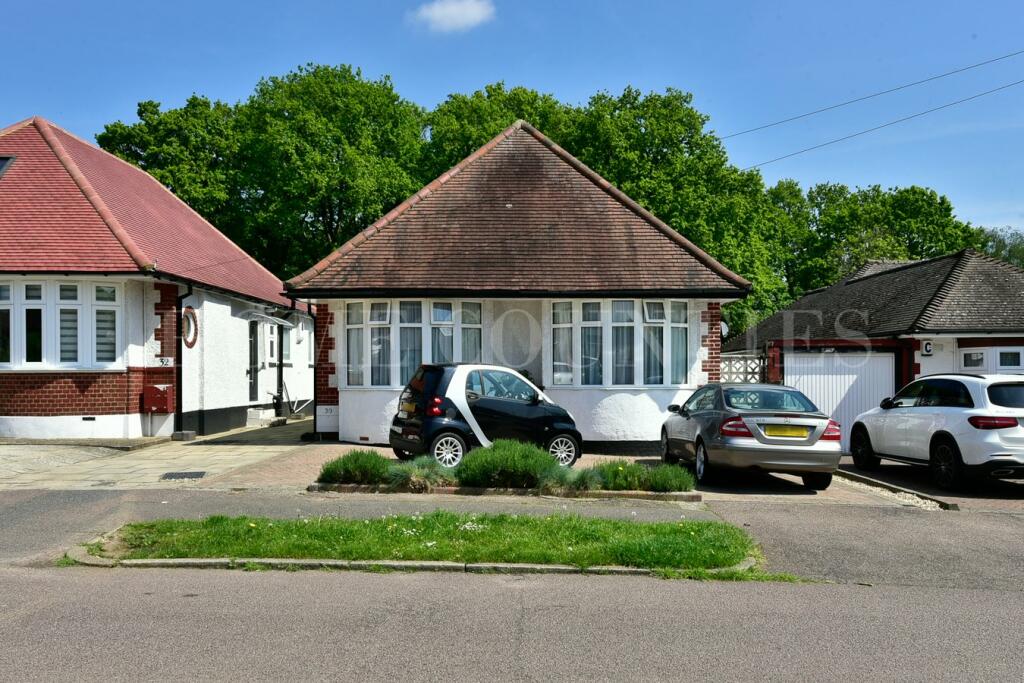 4 bedroom detached bungalow for sale in Elmfield Road, Potters Bar, EN6