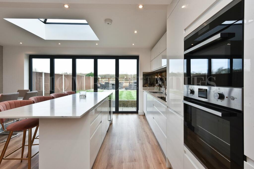Additional property image - Fellowes Lane, Colney Heath, St Albans, AL4