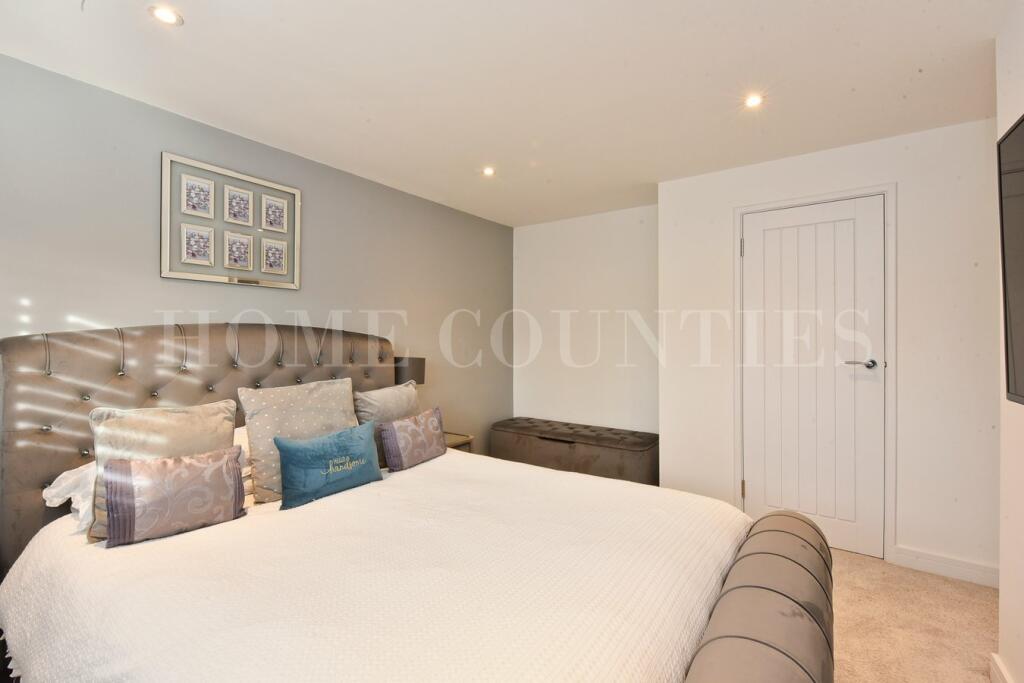 Additional property image - Fellowes Lane, Colney Heath, St Albans, AL4