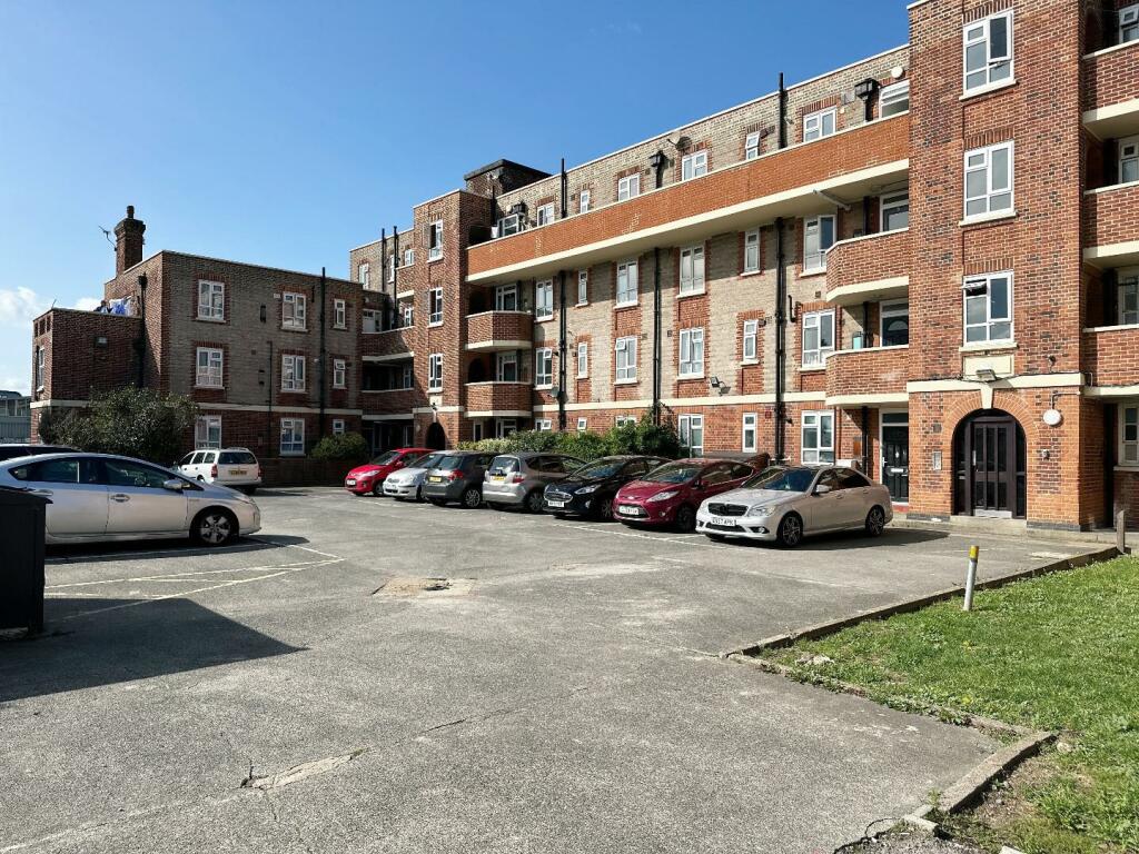 3 bedroom flat for sale in Shelley Court, New Malden, KT3