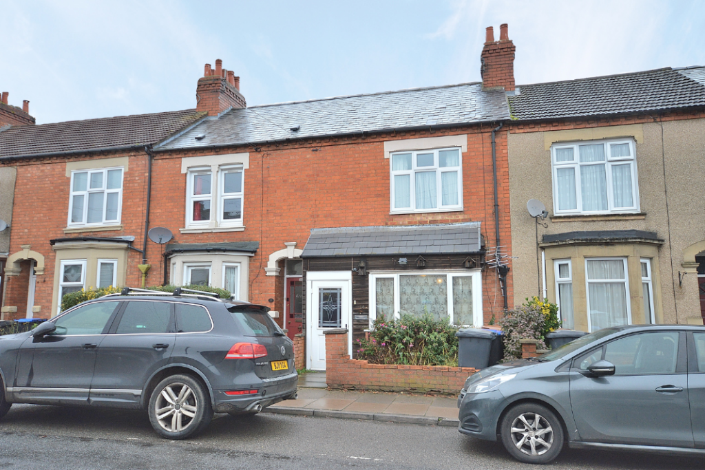 3 bedroom terraced house for sale in Rothersthorpe Road, Northampton, NN4