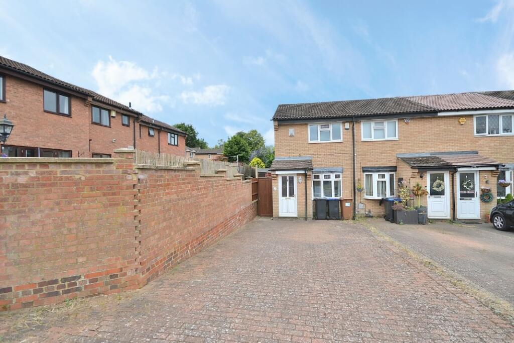 2 bedroom semidetached house for rent in Hamsterly Park, Northampton, NN3