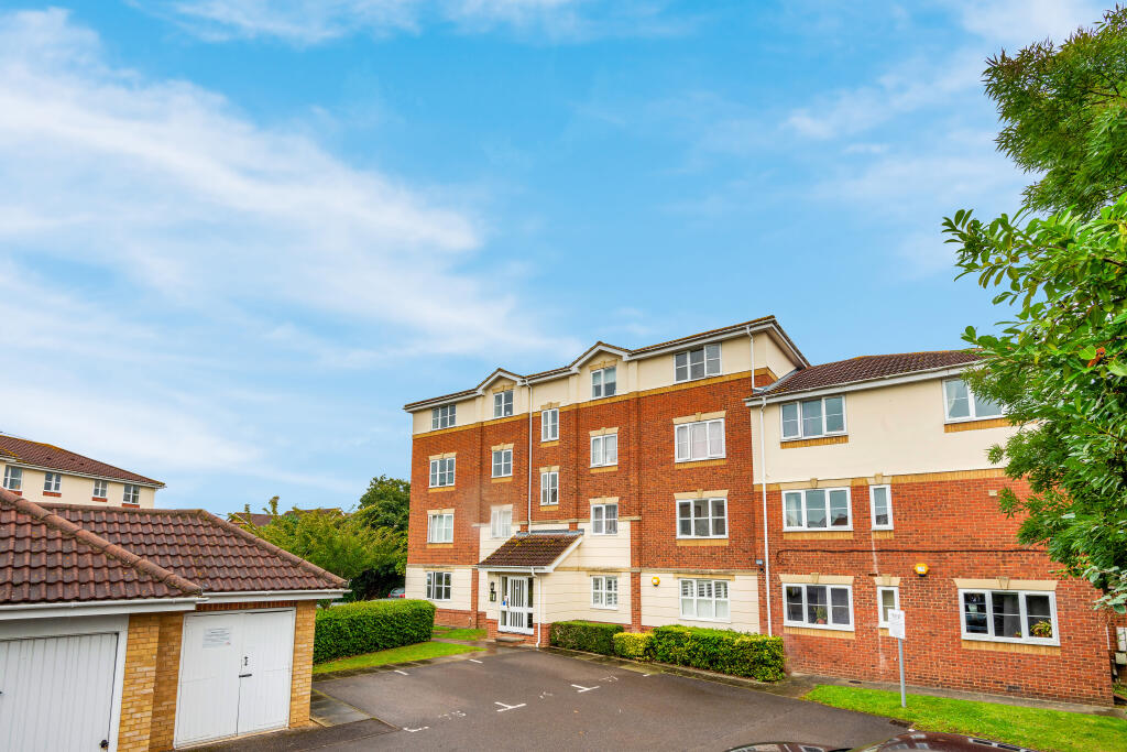 2 bedroom flat for sale in Cobham Close, Cippenham, SL1