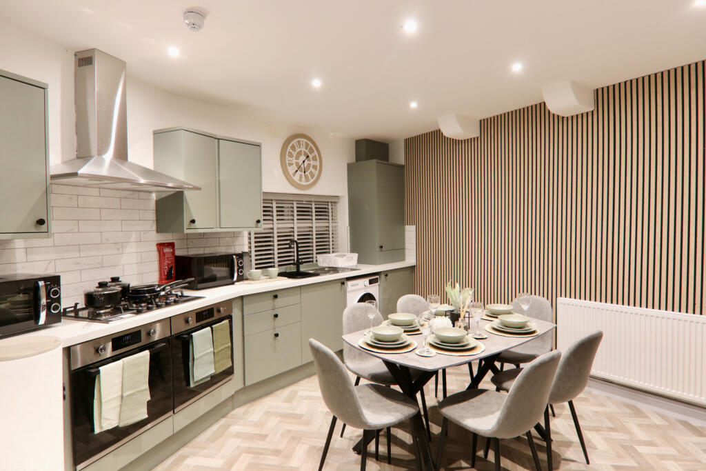 Main image of property: 186 Pontefract Lane, Leeds, LS9 8QJ