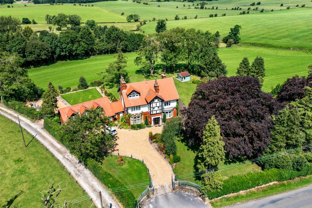 6 bedroom detached house for sale in Brogden Lane, Barnoldswick