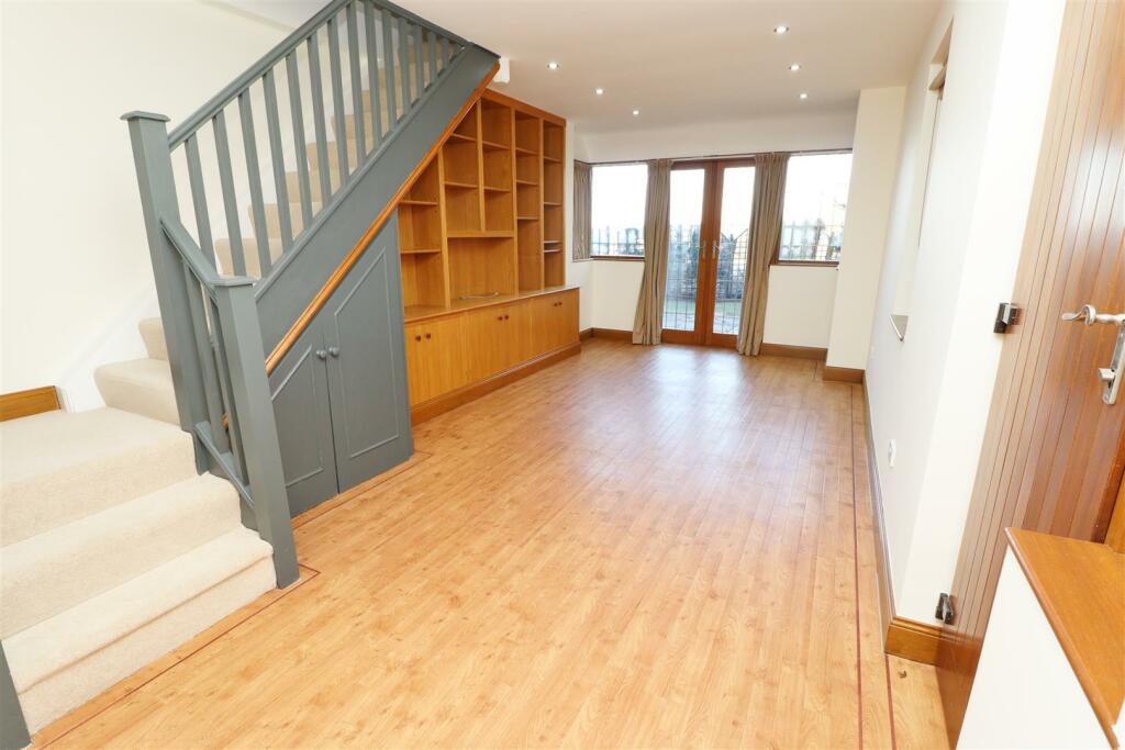 House to rent on Edgwarebury Lane, Elstree, Borehamwood