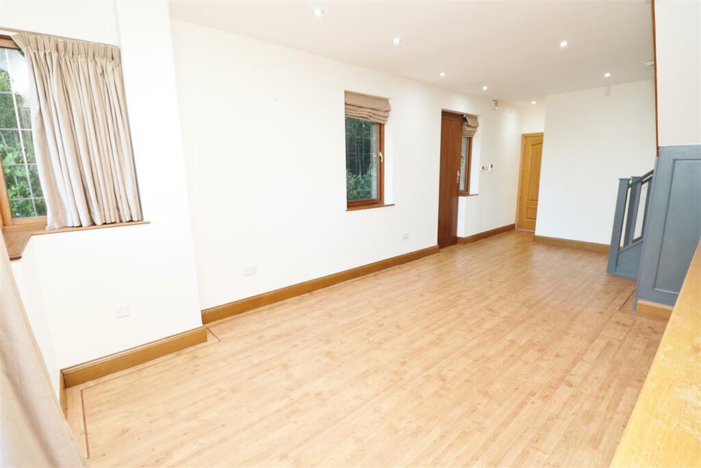 House to rent on Edgwarebury Lane, Elstree, Borehamwood
