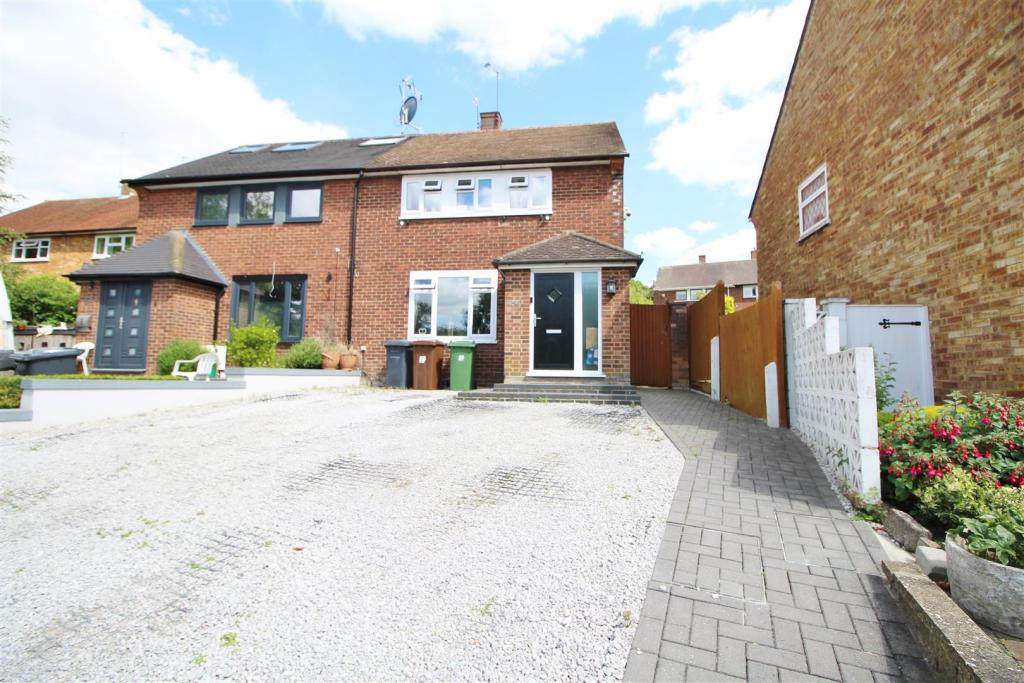 3 bedroom semidetached house for sale in Stapleton Road, Borehamwood, WD6