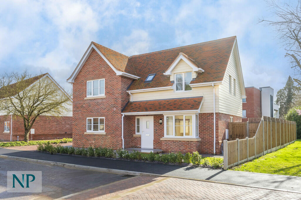 4 bedroom detached house for sale in 2 Coulson Gardens, Bocking, CM7