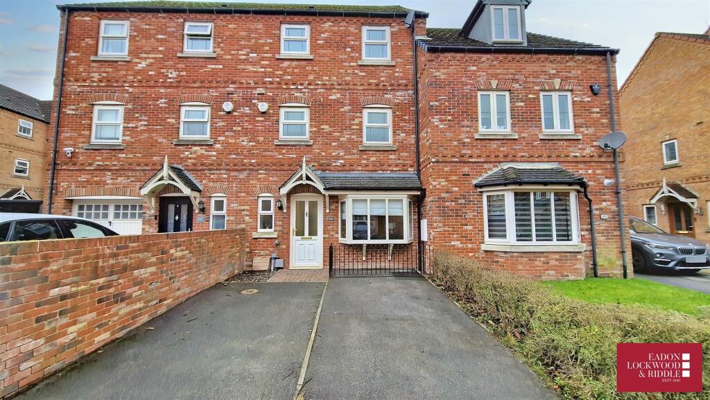 5 bedroom terraced house for sale in Progress Drive, Bramley, Rotherham