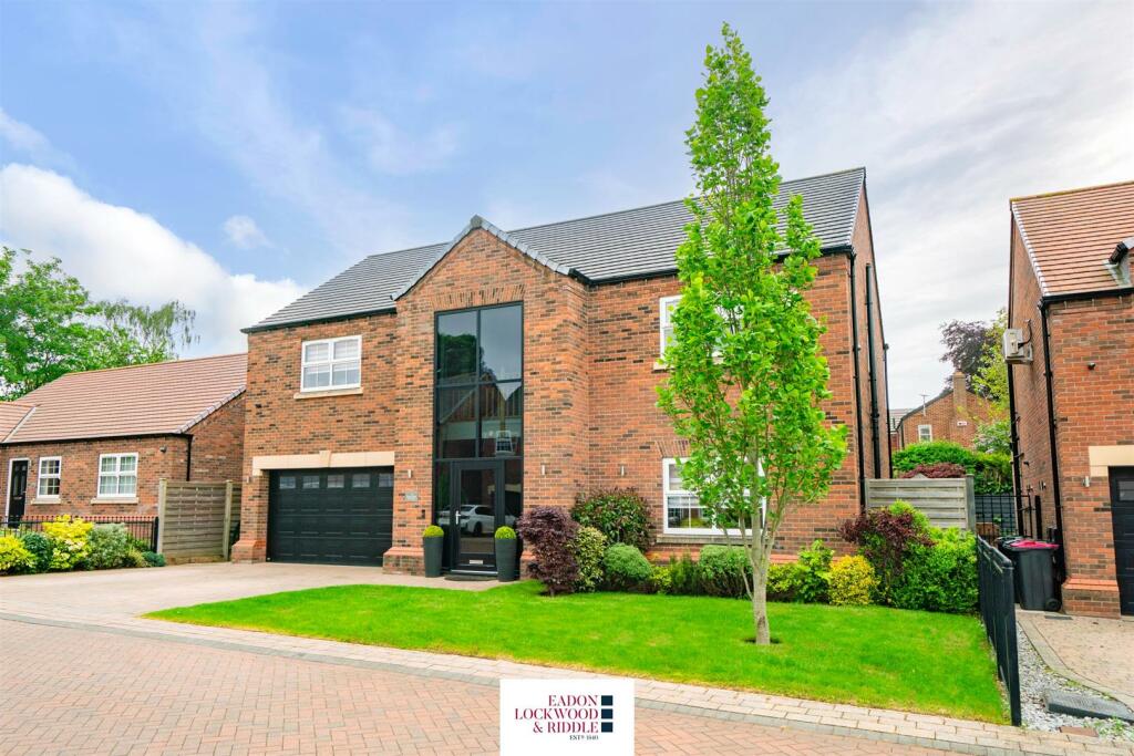 5 bedroom detached house for sale in Brecon Rise, Wickersley, Rotherham