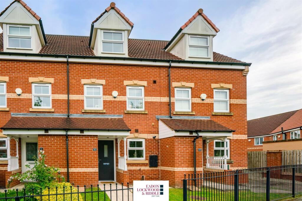 3 bedroom town house for sale in The Mount, Sunnyside, Rotherham, S66
