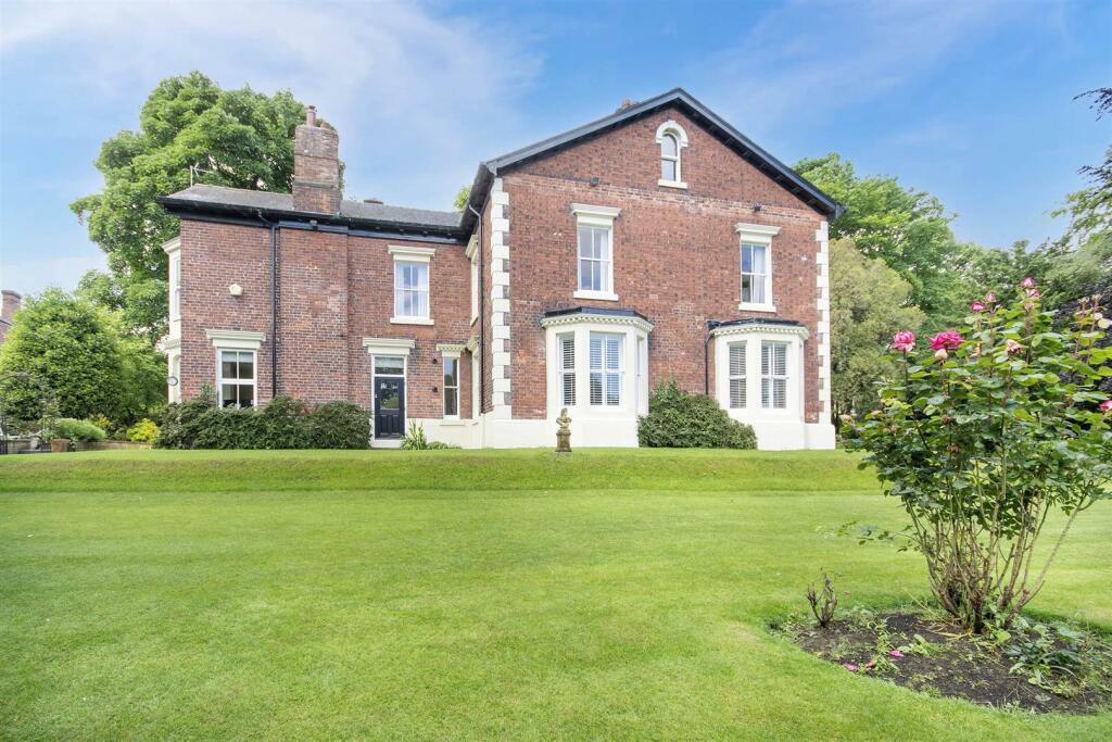 6 bedroom detached house for sale in Grove, Rotherham, S60