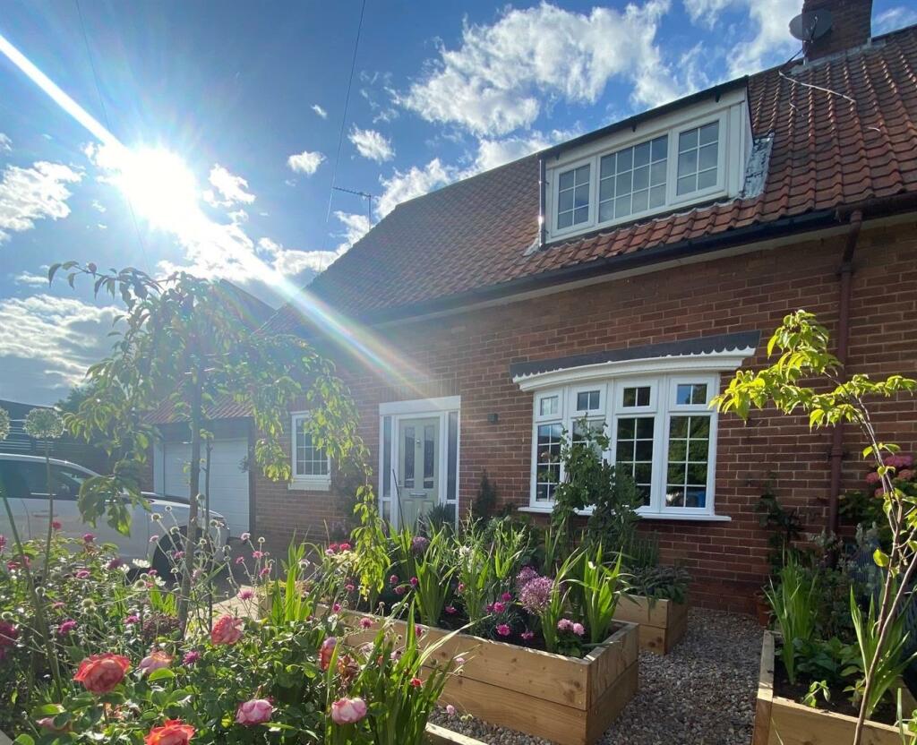 4 bedroom semidetached house for sale in Thornhill Road, Ponteland, Newcastle Upon Tyne, NE20