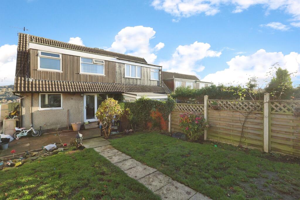 3 bedroom semidetached house for sale in Harewood Crescent, Oakworth