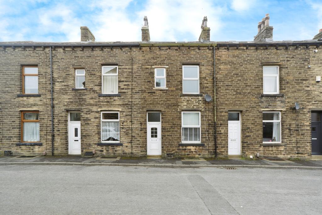 3 bedroom terraced house for sale in Nile Street, Cross Roads, Keighley
