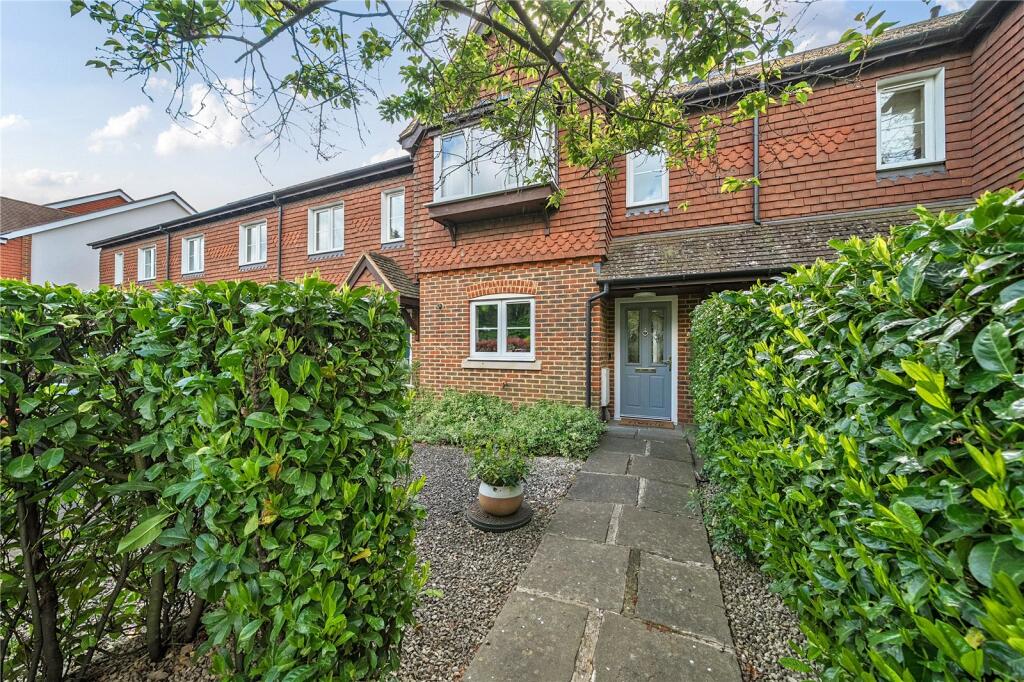 Main image of property: Elmbridge Lane, Kingfield, Woking, Surrey, GU22