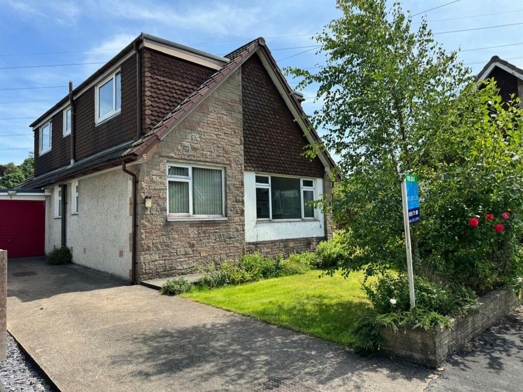 5 bedroom detached bungalow for sale in Wood Close, Halton