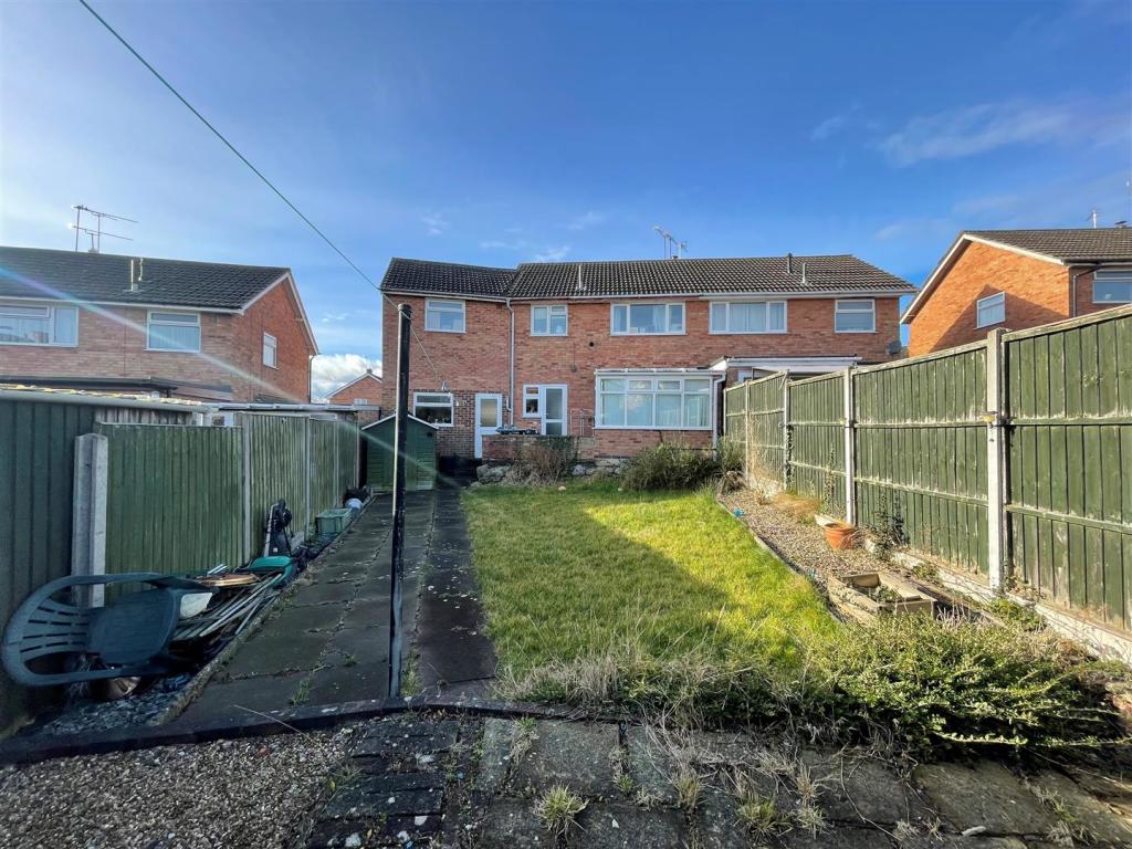 4 bedroom semidetached house for sale in Kenton Avenue, Wigston, LE18