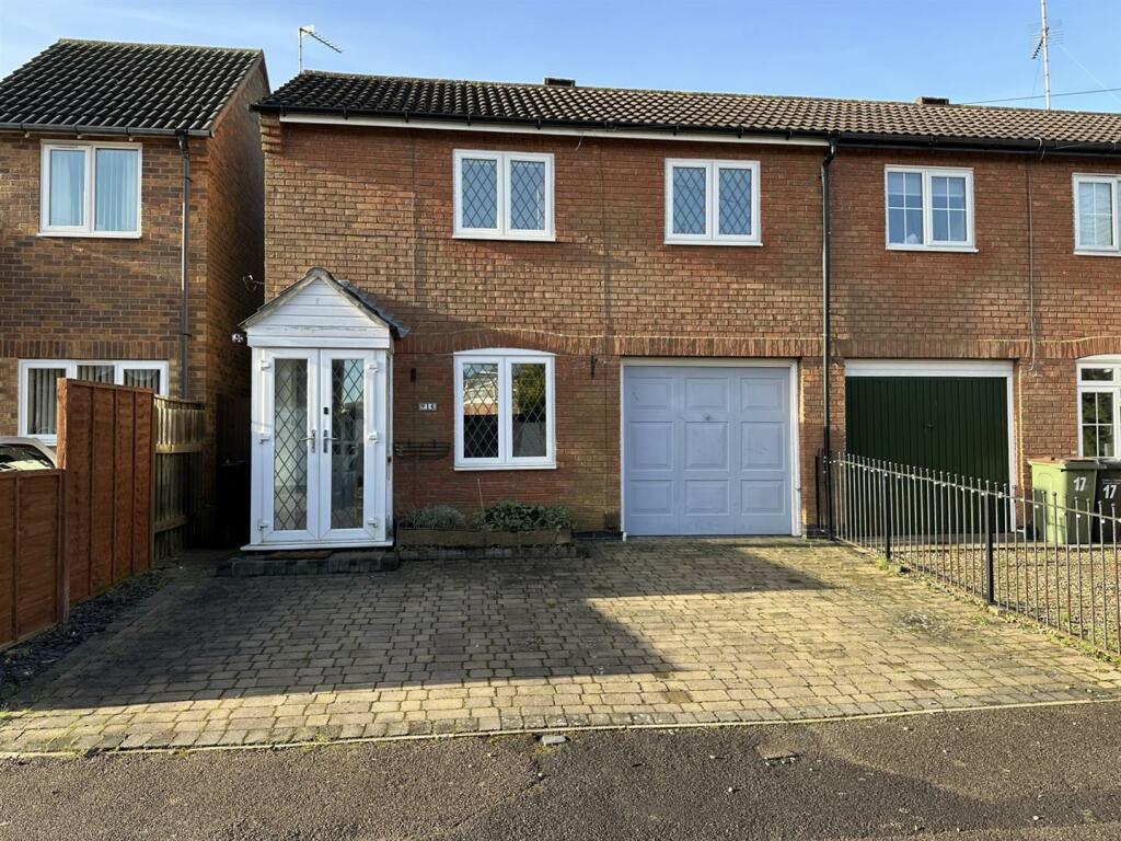 3 bedroom town house for sale in Pochins Close, Wigston, LE18