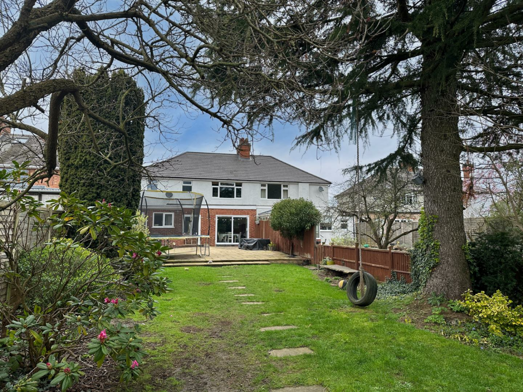 4 bedroom semi-detached house for sale in Little Glen Road, Glen Parva, Leicester, LE2