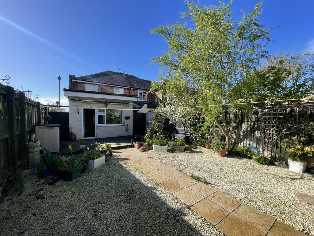 3 bedroom semidetached house for sale in Harcourt Road, Wigston, LE18