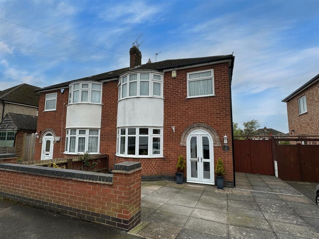 3 bedroom semidetached house for sale in Guilford Drive, Wigston, LE18