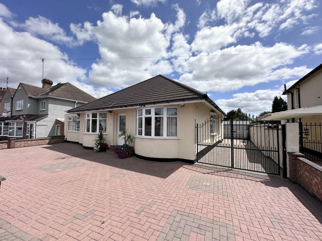 4 bedroom detached bungalow for sale in Narborough Road South